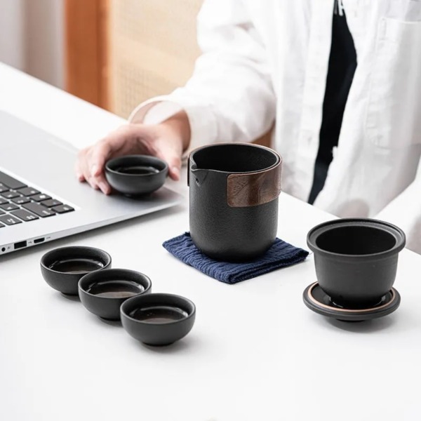 Chinese Kung Fu Travel Tea Set Portable Ceramic Guaiwan & Cups Tea Set